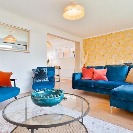 Stylish 4 Bedroom Spacious Retreat With Parking - Sleeps 10 - Families & Contractors Кентърбъри Екстериор снимка