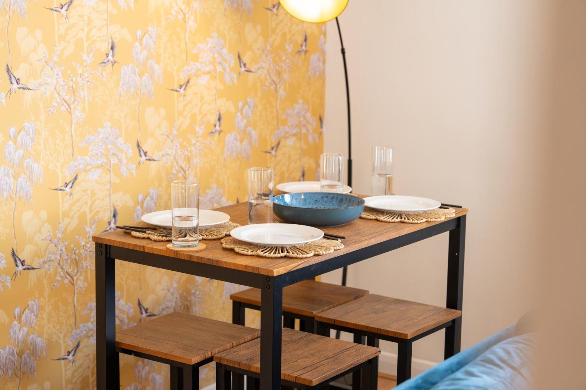 Stylish 4 Bedroom Spacious Retreat With Parking - Sleeps 10 - Families & Contractors Кентърбъри Екстериор снимка