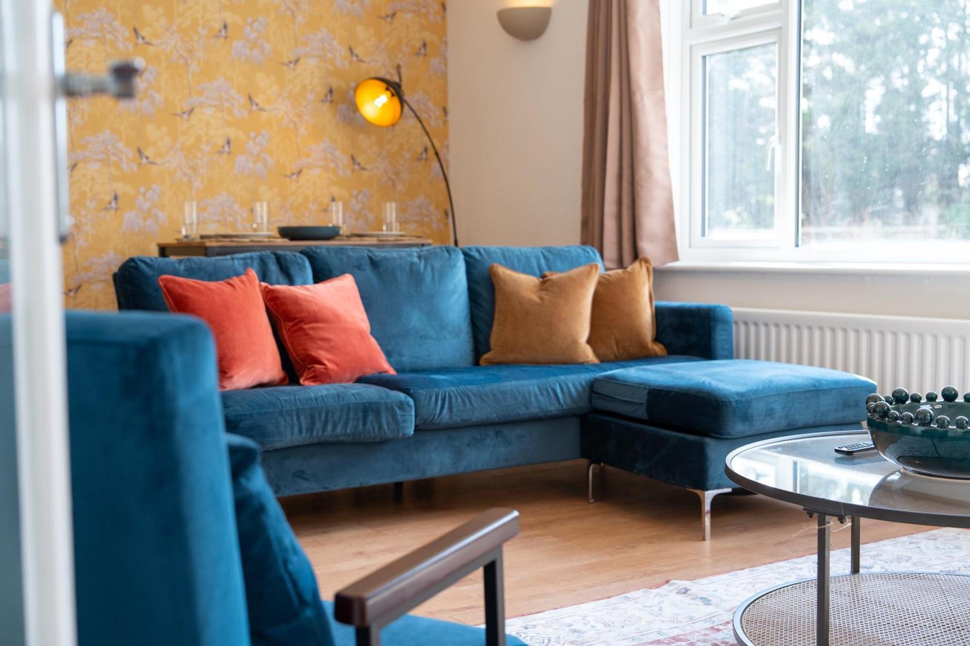 Stylish 4 Bedroom Spacious Retreat With Parking - Sleeps 10 - Families & Contractors Кентърбъри Екстериор снимка
