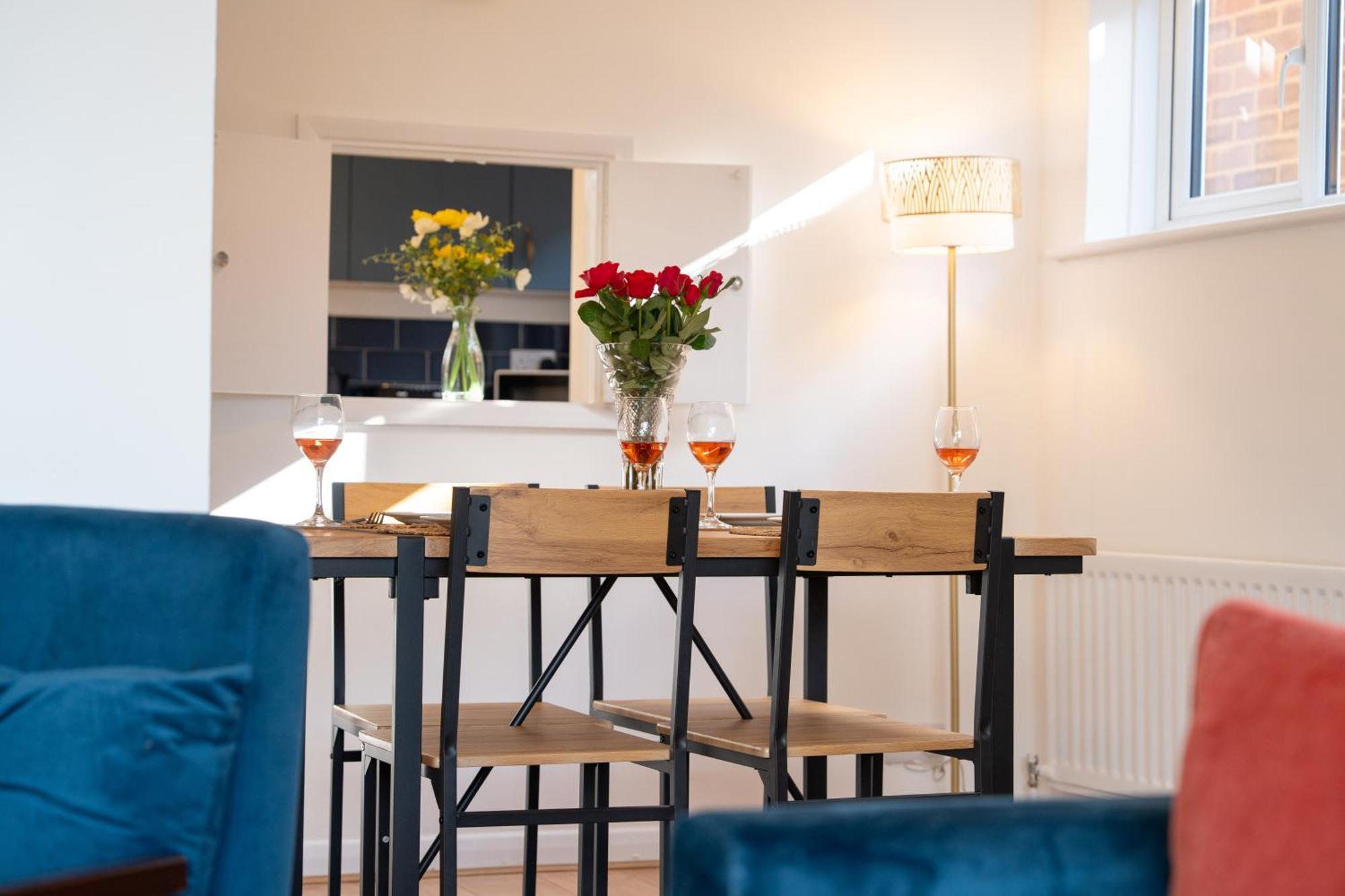 Stylish 4 Bedroom Spacious Retreat With Parking - Sleeps 10 - Families & Contractors Кентърбъри Екстериор снимка