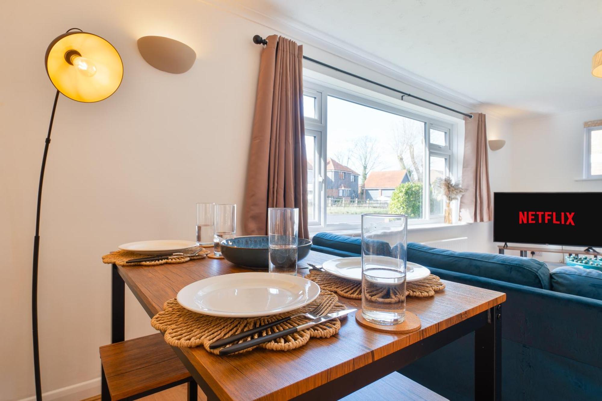 Stylish 4 Bedroom Spacious Retreat With Parking - Sleeps 10 - Families & Contractors Кентърбъри Екстериор снимка