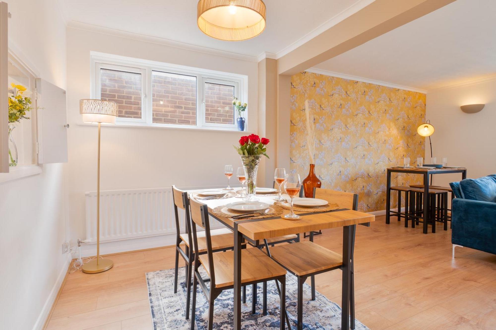 Stylish 4 Bedroom Spacious Retreat With Parking - Sleeps 10 - Families & Contractors Кентърбъри Екстериор снимка