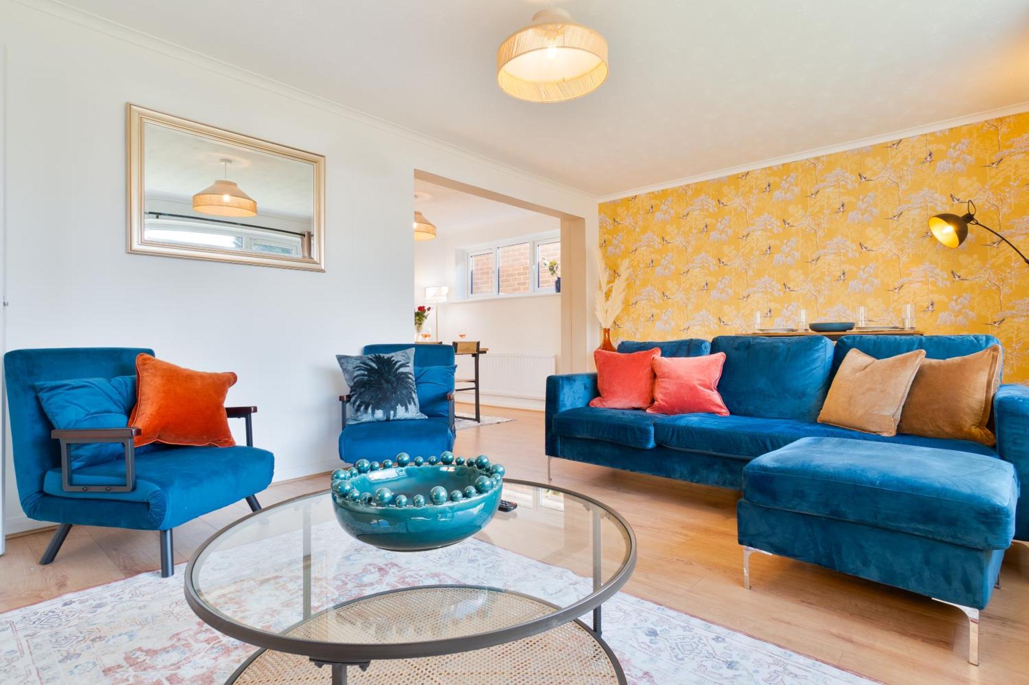 Stylish 4 Bedroom Spacious Retreat With Parking - Sleeps 10 - Families & Contractors Кентърбъри Екстериор снимка