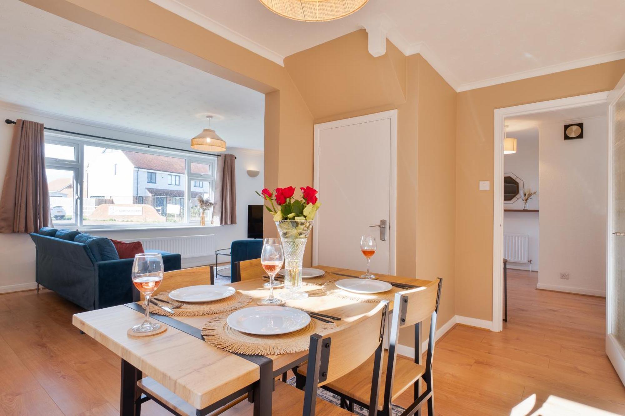 Stylish 4 Bedroom Spacious Retreat With Parking - Sleeps 10 - Families & Contractors Кентърбъри Екстериор снимка