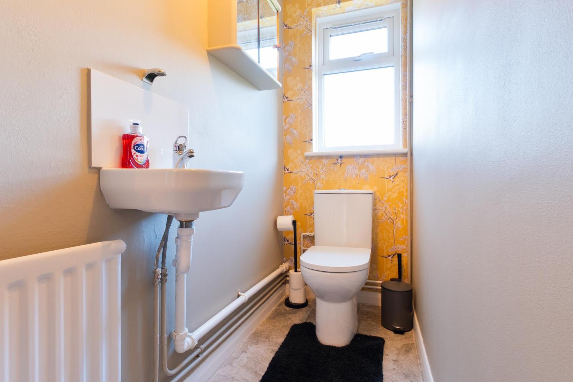 Stylish 4 Bedroom Spacious Retreat With Parking - Sleeps 10 - Families & Contractors Кентърбъри Екстериор снимка