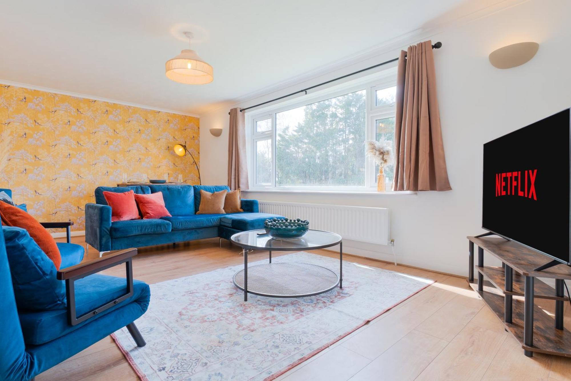 Stylish 4 Bedroom Spacious Retreat With Parking - Sleeps 10 - Families & Contractors Кентърбъри Екстериор снимка