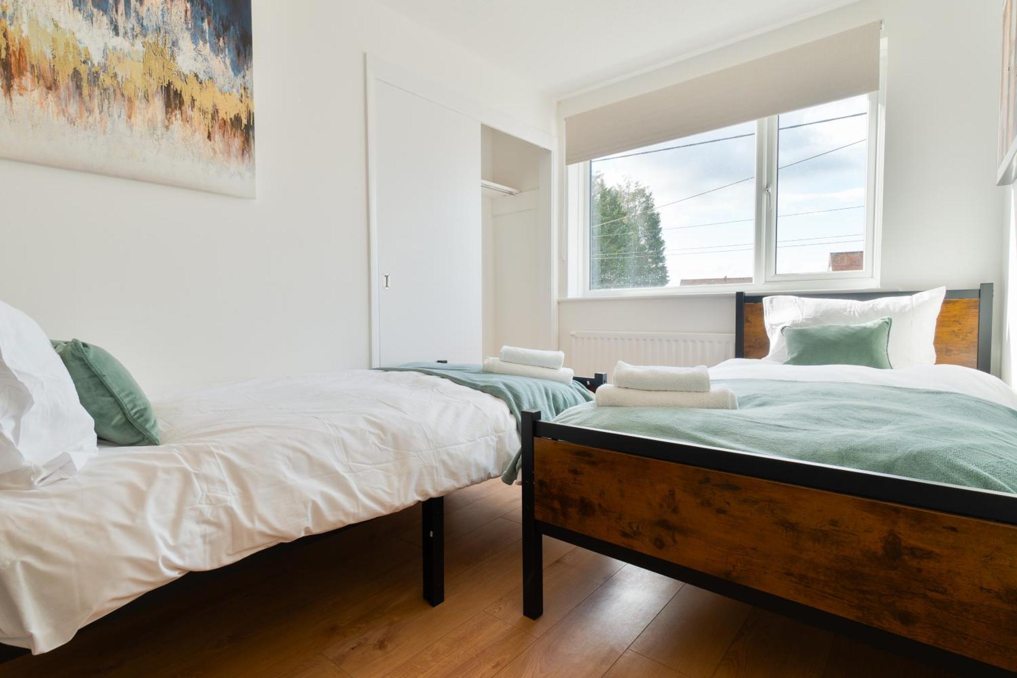 Stylish 4 Bedroom Spacious Retreat With Parking - Sleeps 10 - Families & Contractors Кентърбъри Екстериор снимка