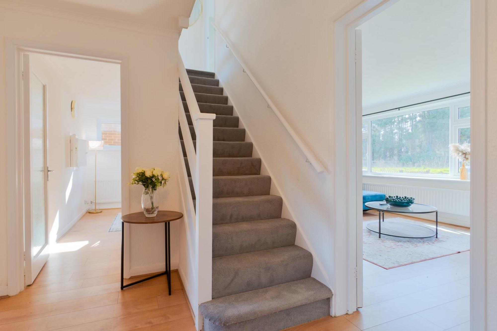 Stylish 4 Bedroom Spacious Retreat With Parking - Sleeps 10 - Families & Contractors Кентърбъри Екстериор снимка