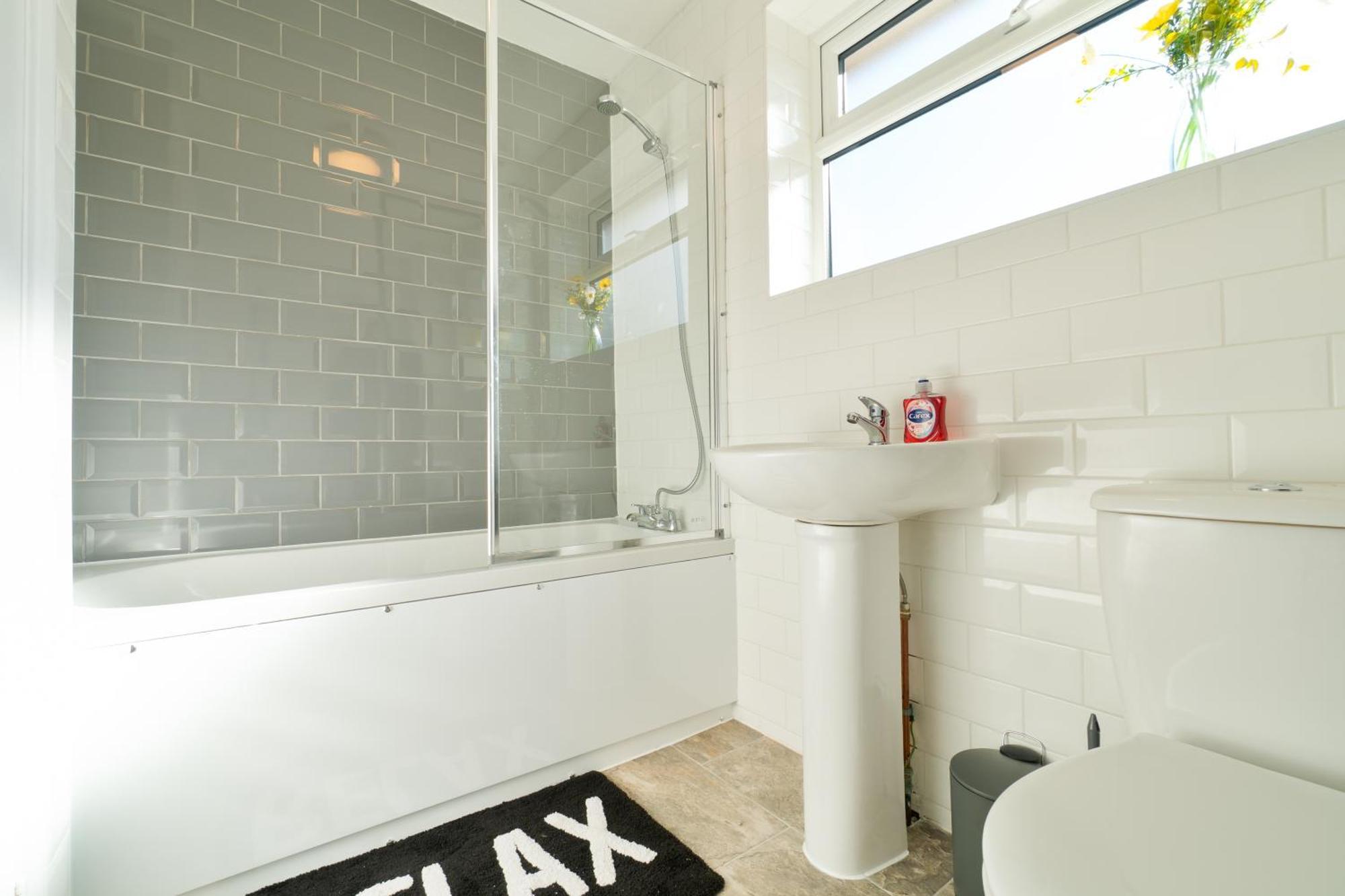 Stylish 4 Bedroom Spacious Retreat With Parking - Sleeps 10 - Families & Contractors Кентърбъри Екстериор снимка